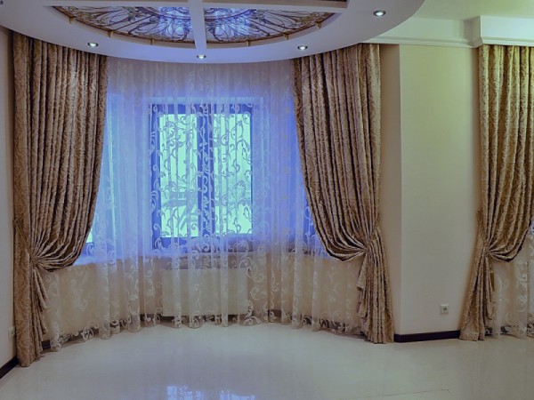 Фото штор для эркерного окна в гостиной
